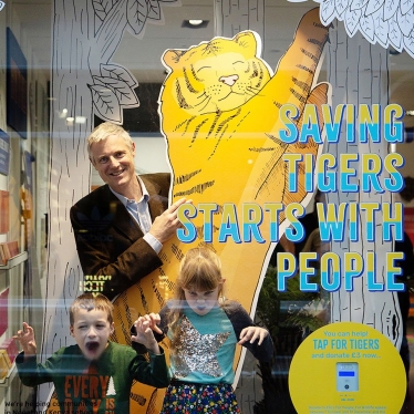 Zac visits ZSL pop-up shop 